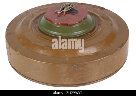 TM-62 miniera sovietica anti-cisterna isolata su sfondo bianco Foto Stock
