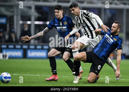 Milano, Italia - 24 Ottobre 2021: Alessandro Bastoni del FC Internazionale e Stefan de Vrij del FC Internazionale combattono per la palla con Álvaro Morata della Juventus durante la Serie A Campionato Italiano di calcio partita FC Internazionale vs Juventus allo Stadio San Siro Foto Stock