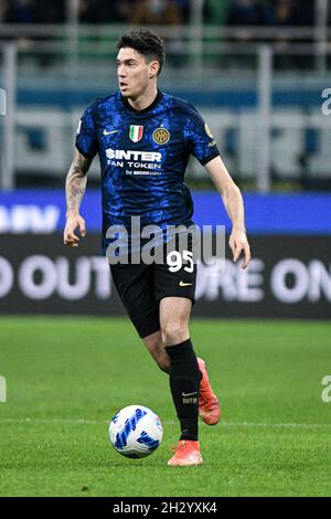 Milano, Italia - 24 Ottobre 2021: Alessandro Bastoni del FC Internazionale controlla la palla durante la Serie A Campionato Italiano di calcio partita FC Internazionale vs Juventus allo Stadio San Siro Foto Stock