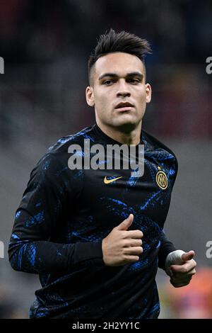 Milano, Italia - 24 Ottobre 2021: Lautaro Martínez del FC Internazionale si scalda davanti alla Serie A Campionato Italiano di calcio partita FC Internazionale vs Juventus allo Stadio San Siro Foto Stock