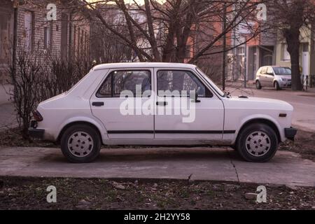 Foto di un'auto Skala, dai colori bianchi, con il marchio Zastava 55 e Yugo 55, parcheggiata in un parcheggio di Vrsac Serbia. Skala è un nome generico per una famiglia di Foto Stock