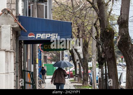Immagine di un vecchio logo Pepsi cola su un cartello di uno dei loro rivenditori a Belgrado. Pepsi è una bevanda analcolica gassata prodotta da PepsiCo. Foto Stock