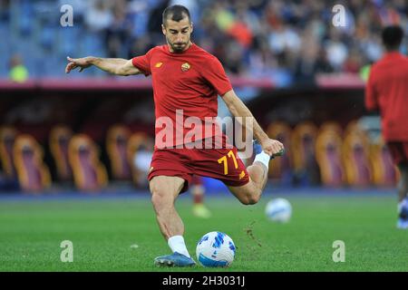 Roma, Italia. 24 ottobre 2021. Henrikh Mkhitaryan giocatore di Roma, durante la partita della Serie Italiana A campionato tra Roma vs Napoli risultato finale 0-0, partita disputata allo Stadio Olimpico di Roma. Credit: Sipa USA/Alamy Live News Foto Stock