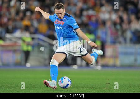 Roma, Italia. 24 ottobre 2021. Piotr Zielinski giocatore di Napoli, durante la partita della Serie Italiana A campionato tra Roma vs Napoli risultato finale 0-0, partita disputata allo Stadio Olimpico di Roma. Credit: Sipa USA/Alamy Live News Foto Stock