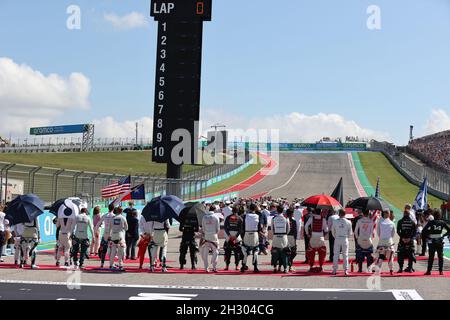 Austin, Texas, USA, 24/10/2021, piloti come griglia osserva l'inno nazionale. 24.10.2021. Formula 1 World Championship, Rd 17, United States Grand Prix, Austin, Texas, USA, Race Day. Il credito fotografico dovrebbe essere: XPB/Press Association Images. Foto Stock