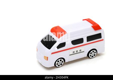 Auto giapponese giocattolo ambulanza isolato su sfondo bianco, traduzione: 'Vigili del fuoco' Foto Stock