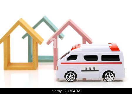 Auto giapponese giocattolo ambulanza isolato su sfondo bianco, traduzione: 'Vigili del fuoco' Foto Stock