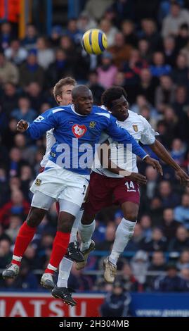 PORTSMOUTH V ASTON VILLA YAKUBU BATTE IN ARIA CON DJEMBA DJEMBA PIC MIKE WALKER, 2005 Foto Stock