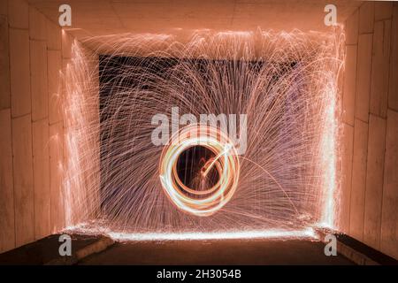 Fotografia in lana d'acciaio con scintille incorniciate in un tunnel Foto Stock