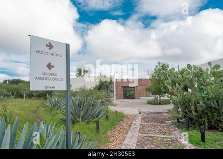 Ingresso al museo di archeologia in una giornata di cielo nuvoloso Foto Stock