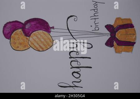 Buon compleanno saluto con regalo appeso da palloncini di elio Foto Stock