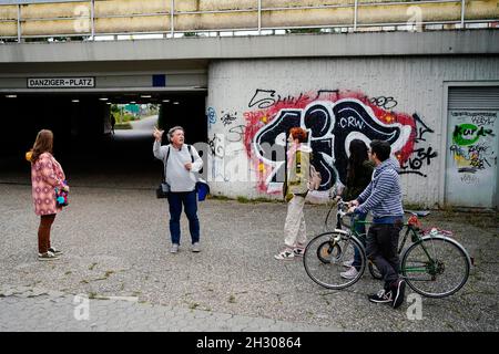 Ludwigshafen, Germania. 20 Settembre 2021. Helmut van der Buchholz, guida della città di "la città più brutta della Germania", parla con i partecipanti durante un tour guidato attraverso il centro della città. (A dpa-KORR 'Humor invece di malizia: Ludwigshafen mostra ai visitatori il 'lato brutto') Credit: Uwe Anspach/dpa/Alamy Live News Foto Stock