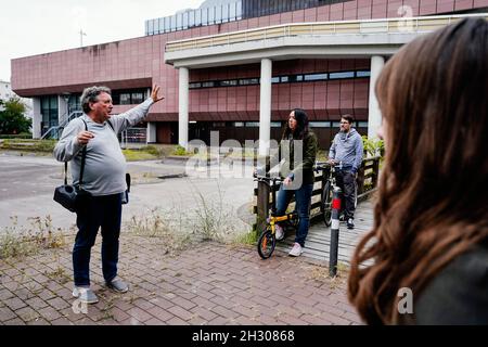 Ludwigshafen, Germania. 20 Settembre 2021. Helmut van der Buchholz, guida della città di "la città più brutta della Germania", parla con i partecipanti durante un tour guidato attraverso il centro della città. (A dpa-KORR 'Humor invece di malizia: Ludwigshafen mostra ai visitatori il 'lato brutto') Credit: Uwe Anspach/dpa/Alamy Live News Foto Stock