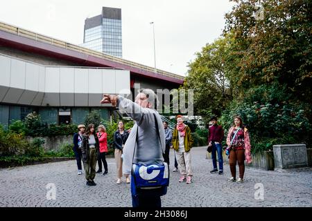 Ludwigshafen, Germania. 20 Settembre 2021. Helmut van der Buchholz, guida della città di "la città più brutta della Germania", parla con i partecipanti durante un tour guidato attraverso il centro della città. (A dpa-KORR 'Humor invece di malizia: Ludwigshafen mostra ai visitatori il 'lato brutto') Credit: Uwe Anspach/dpa/Alamy Live News Foto Stock