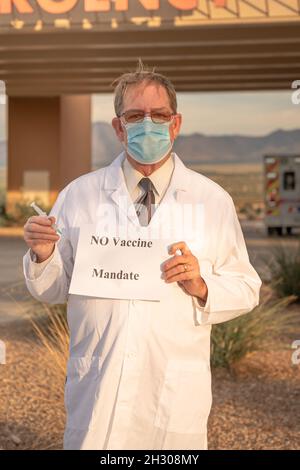 Il medico indossa la maschera proteste contro il mandato del vaccino Covid Foto Stock