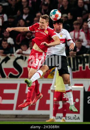 Stoccarda, Germania. 24 ottobre 2021. Wahid Faghir (R) di Stoccarda vies per header con Paul Jaeckel di Union Berlin durante una partita tedesca della Bundesliga tra VfB Stuttgart e 1.FC Union Berlin a Stoccarda, Germania, il 24 ottobre 2021. Credit: Philippe Ruiz/Xinhua/Alamy Live News Foto Stock