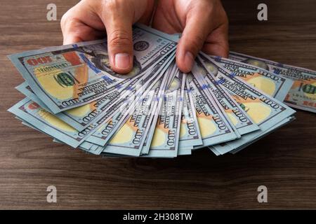 Banconote in dollari a conteggio manuale. 100 dollari dollari in mani ravvicinate. Concetto di business di successo e ricchezza. Foto Stock