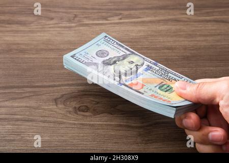 Le mani della persona che propone il denaro per voi - closeup shot Foto Stock