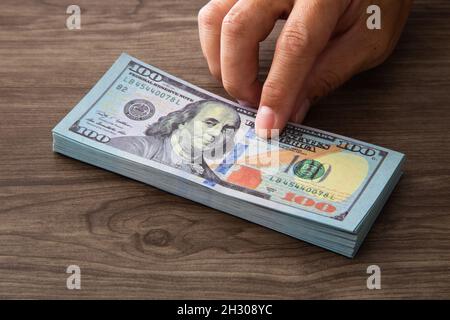 Le mani della persona che propone il denaro per voi - closeup shot Foto Stock