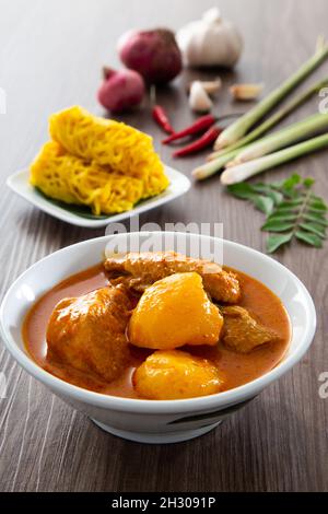 Il Roti Jala o la frittella di pizzo sono piatti tradizionali malesi, un popolare spuntino malese servito con piatti al curry Foto Stock