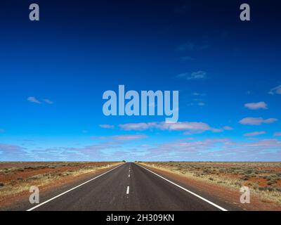 La Stuart Highway a nord di Coober Pedy, South Australia Foto Stock