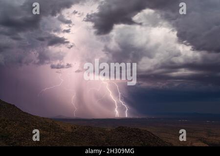 Le nubi di tempesta drammatica e il fulmine colpiscono da una tempesta di tuore sopra Wickenburg, Arizona Foto Stock