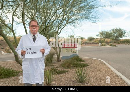 Il medico non detiene alcun segno di vaccino in opposizione al mandato in Arizona e Stati Uniti Foto Stock