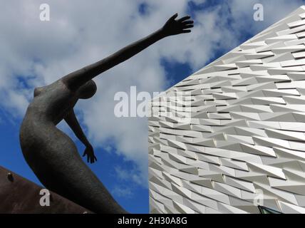 La scultura Titanica all'esterno dell'edificio Titanic Belfast a Belfast, Irlanda del Nord Foto Stock