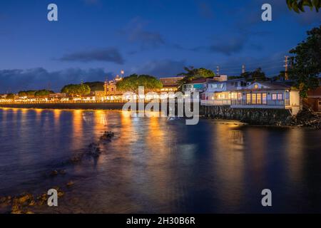 Le luci di Front Street al tramonto su Lahaina Bay, Lahaina, Maui, Hawaii, USA Foto Stock