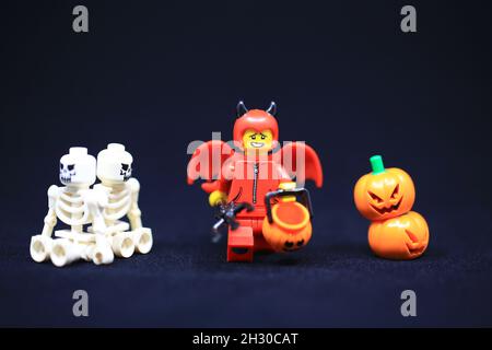 halloween vestendo mini figura per celebrare halloween. halloween è uno dei migliori festival del mondo Foto Stock