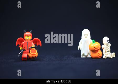 halloween vestendo mini figura per celebrare halloween. halloween è uno dei migliori festival del mondo Foto Stock