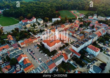 Vista aerea della vecchia città europea. Piazza centrale di piccolo paesaggio cittadino, vista dall'alto Foto Stock
