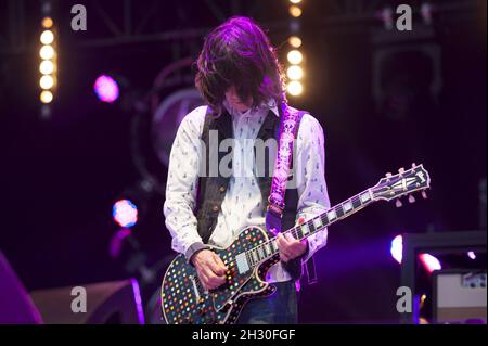 John Squire of the Stone Roses si esibisce dal vivo sul palco al Finsbury Park, Londra. Foto Stock