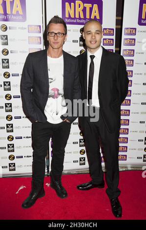 Ritchi Neville e Sean Conlon di cinque, arrivano al National Reality Television Awards 2013 al Forum di Londra Foto Stock