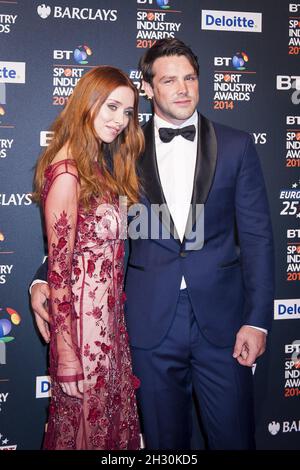 Una e ben Foden arrivano al BT Sport Industry Premi 2014 a Battersea Evolution - Londra Foto Stock