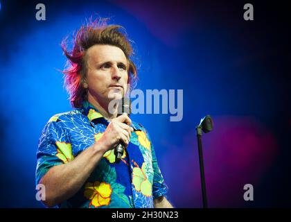 Milton Jones si esibisce dal vivo sul palco il 3° giorno del Camp Bestival 2014, Lulworth Castle - Dorset Foto Stock