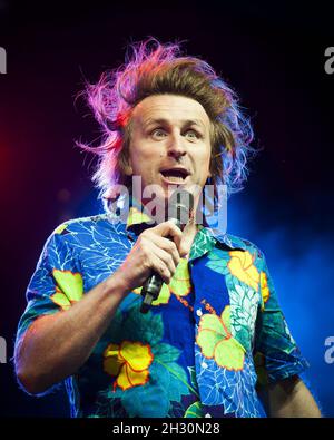 Milton Jones si esibisce dal vivo sul palco il 3° giorno del Camp Bestival 2014, Lulworth Castle - Dorset Foto Stock