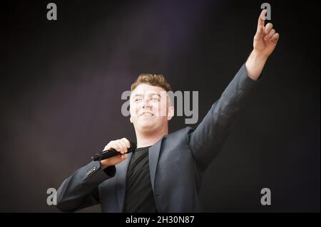 Sam Smith si esibisce dal vivo il giorno 2 del V Festival 2014 presso l'Hylands Park di Chelmsford, Essex. Foto Stock