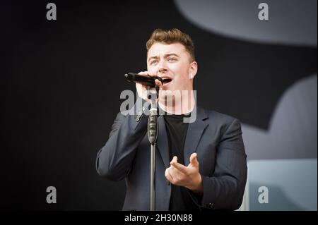 Sam Smith si esibisce dal vivo il giorno 2 del V Festival 2014 presso l'Hylands Park di Chelmsford, Essex. Foto Stock