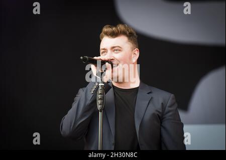 Sam Smith si esibisce dal vivo il giorno 2 del V Festival 2014 presso l'Hylands Park di Chelmsford, Essex. Foto Stock