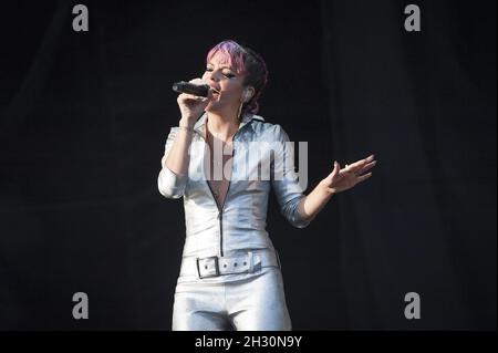 Lily Allen si esibisce dal vivo sul palco il giorno 2 del V Festival 2014, Hylands Park - Chelmsford Foto Stock