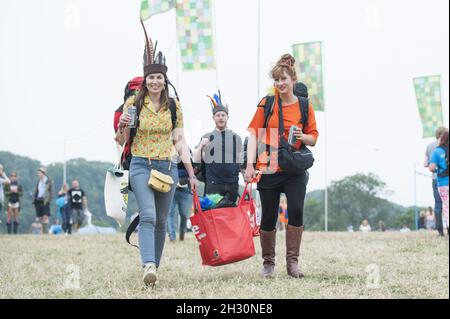 I festaioli che arrivano sul posto il giorno 2 di Bestival 2014, Robin Hill Country Park - Isola di Wight Foto Stock