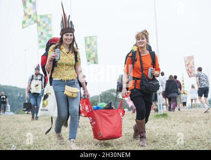 I festaioli che arrivano sul posto il giorno 2 di Bestival 2014, Robin Hill Country Park - Isola di Wight Foto Stock