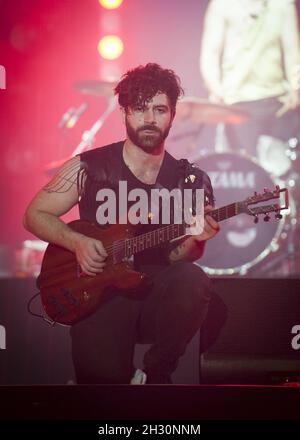 Yannis Philippakis of Foals si esibisce dal vivo sul palco il giorno 3 del Bestival 2014, Robin Hill Country Park, Isola di Wight. Foto Stock