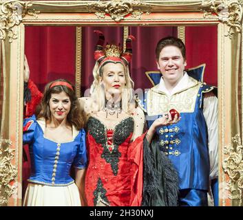 Jerry Hall (Wicked Queen) Aimie Atkinson (Snow White) e Sean Daltan (Prince) partecipano alla fotocall Snow White & the Seven Dwarfs, al Richmond Theatre di Londra Foto Stock