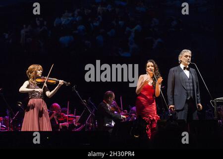 Lindsey Stirling (violino) e Soprano Maria Aleida si uniscono ad Andrea Bocelli sul palco della O2 Arena di Greenwich, Londra. Foto Stock