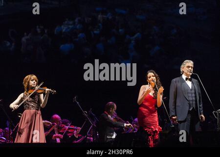 Lindsey Stirling (violino) e Soprano Maria Aleida si uniscono ad Andrea Bocelli sul palco della O2 Arena di Greenwich, Londra. Foto Stock