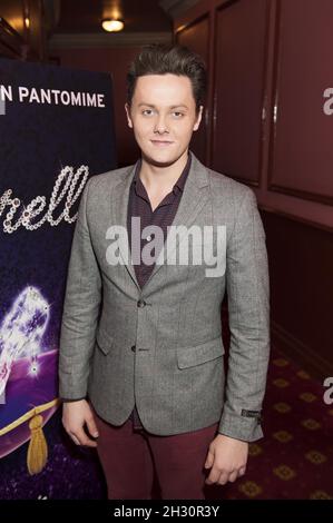 Tyger Drew-Honey arriva alla serata di apertura della Cenerentola al New Wimbledon Theatre di Wimbledon - Londra Foto Stock