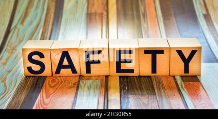 Parola di sicurezza scritto sul blocco di legno. testo di sicurezza sul tavolo in legno per il desing, concetto. Foto Stock