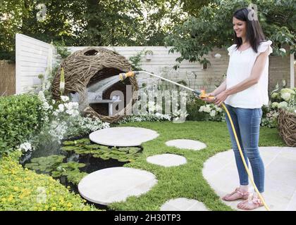 Sarah Keyser designer del Living Landscapes: City Twitchers Garden Waters la mostra al RHS Hampton Court Palace Flower Show 2015, Hampton Court Palace, Londra. Foto Stock